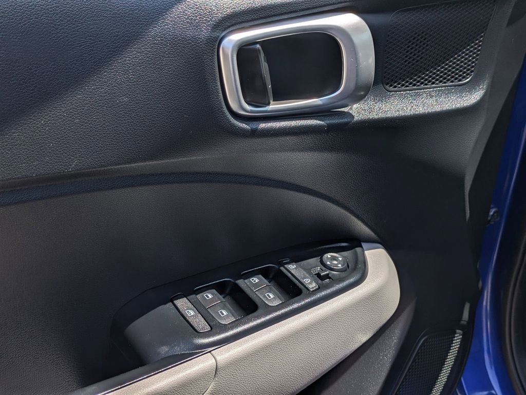 Used 2025 Hyundai Venue SEL FWD image 21