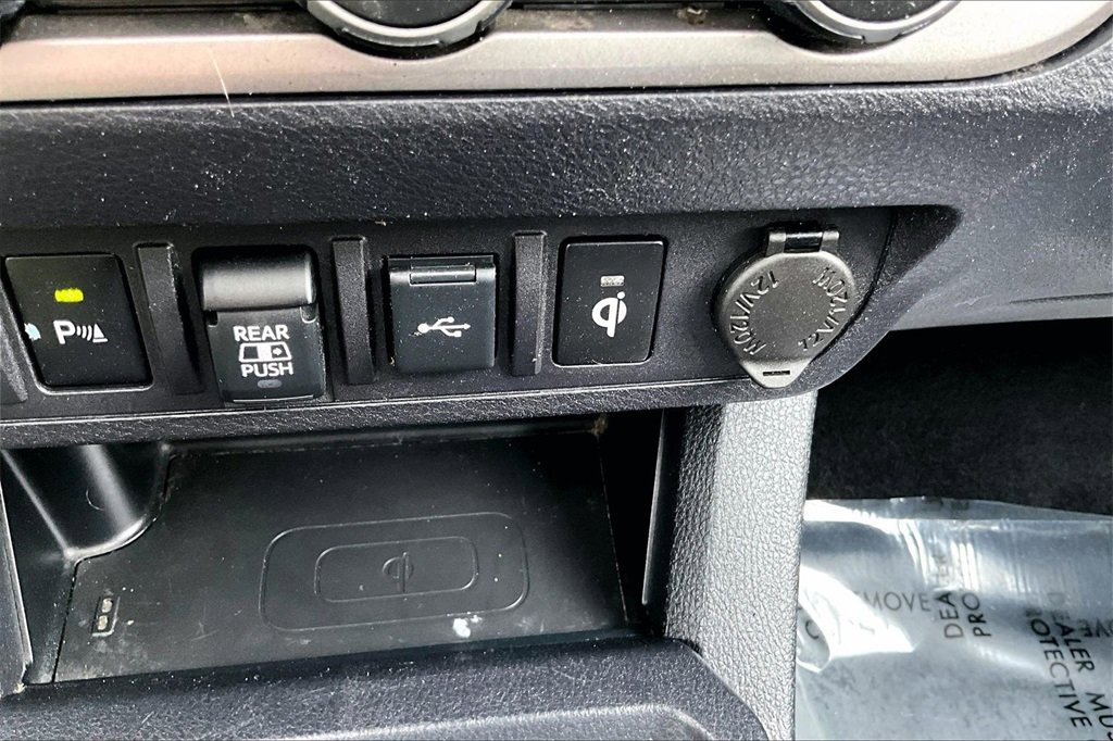 Used 2022 Toyota Tacoma Limited image 17
