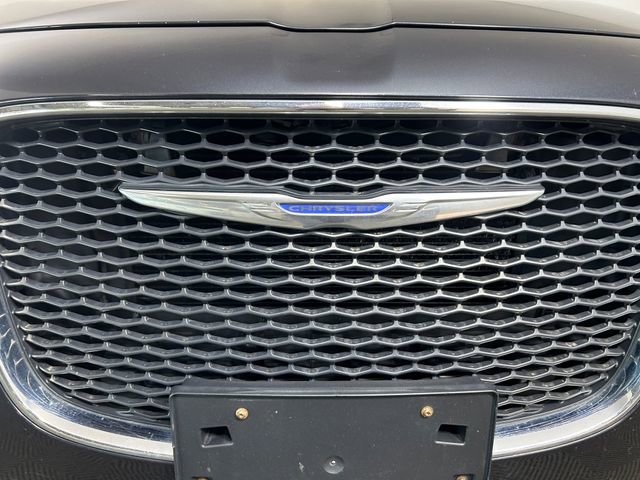 Used 2017 Chrysler 300 Limited w/ Value Package image 9