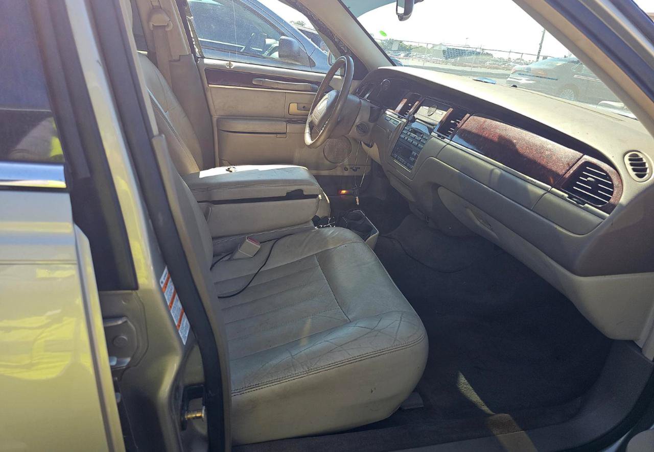 Used 2004 Lincoln Town Car Signature RWD image 9