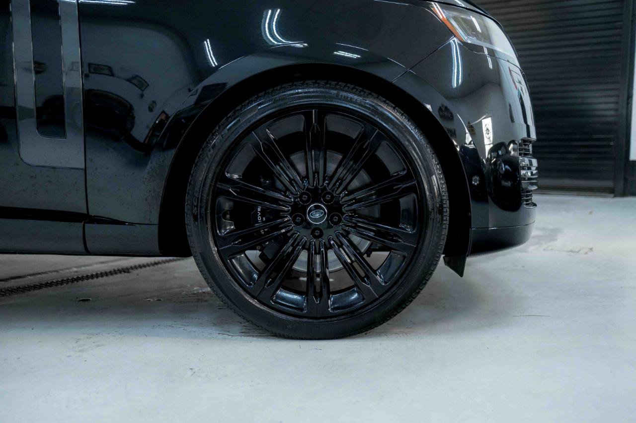 Used 2025 Land Rover Range Rover SE image 36