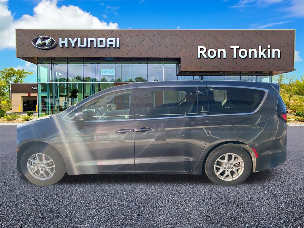 Used 2023 Chrysler Pacifica Touring-L image 6