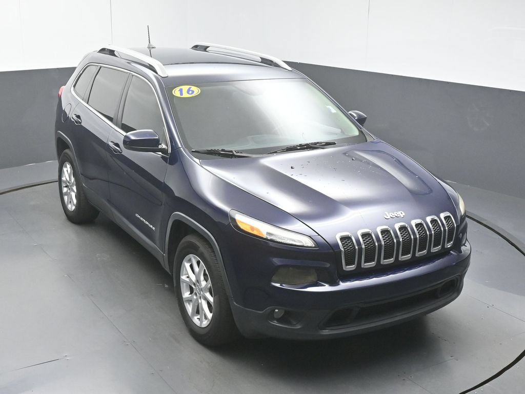 Used 2016 Jeep Cherokee Latitude w/ Safety/Convenience Group AWD/4WD image 24