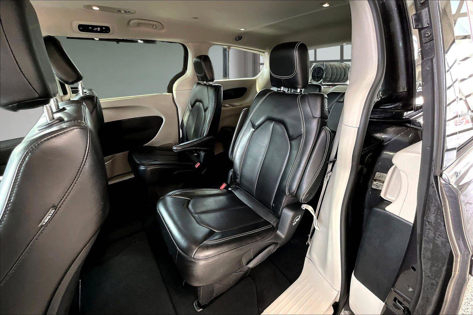 Used 2023 Chrysler Pacifica Touring-L image 27