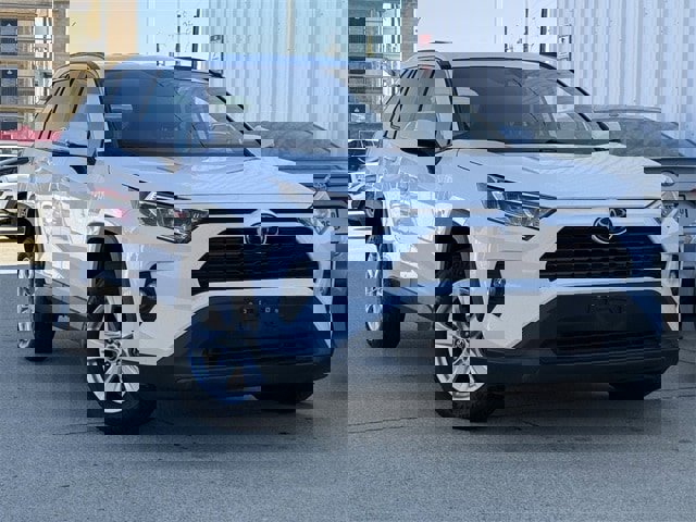 Used 2020 Toyota RAV4 XLE image 2