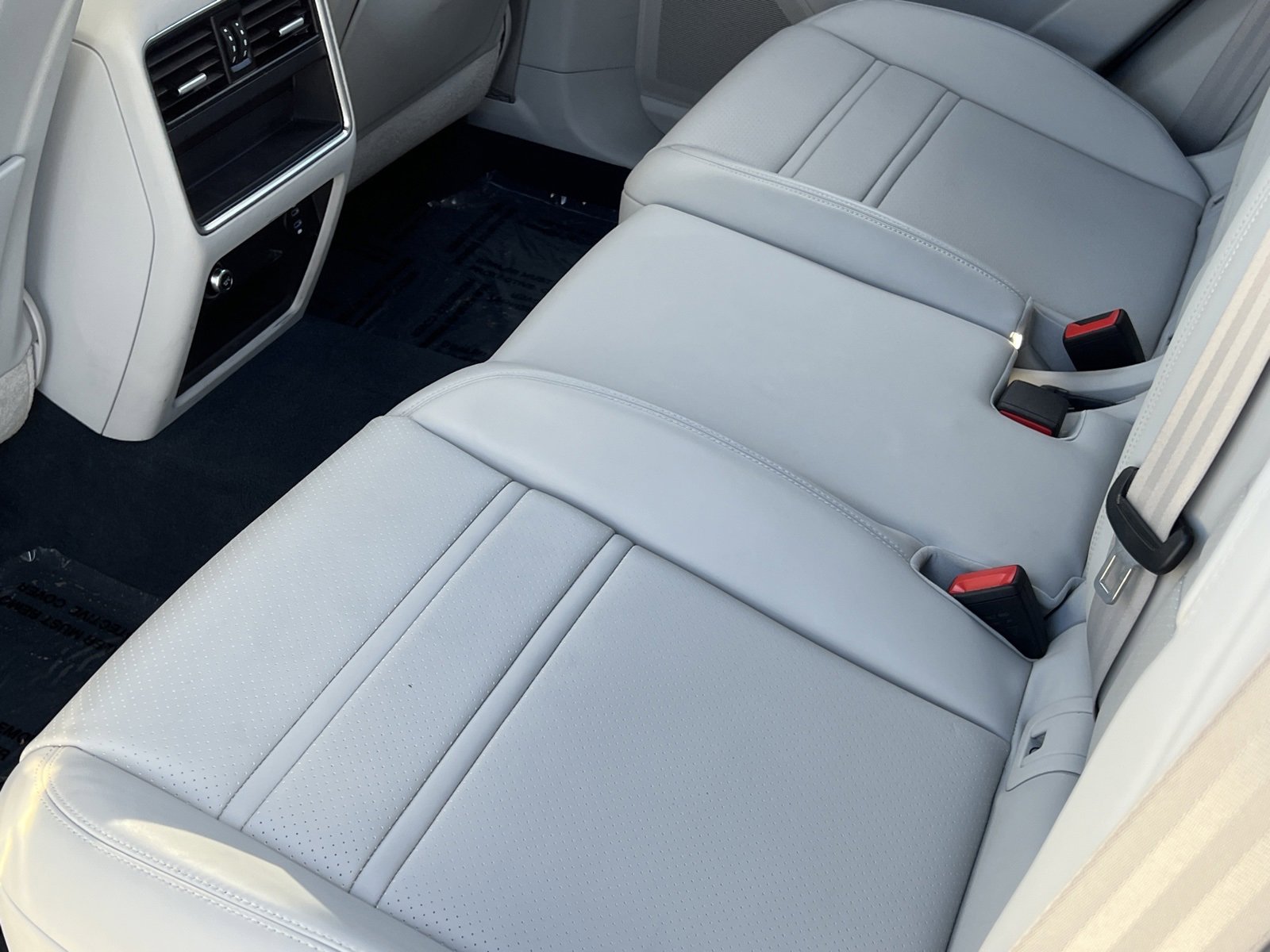 Certified 2022 Porsche Cayenne Platinum Edition image 18