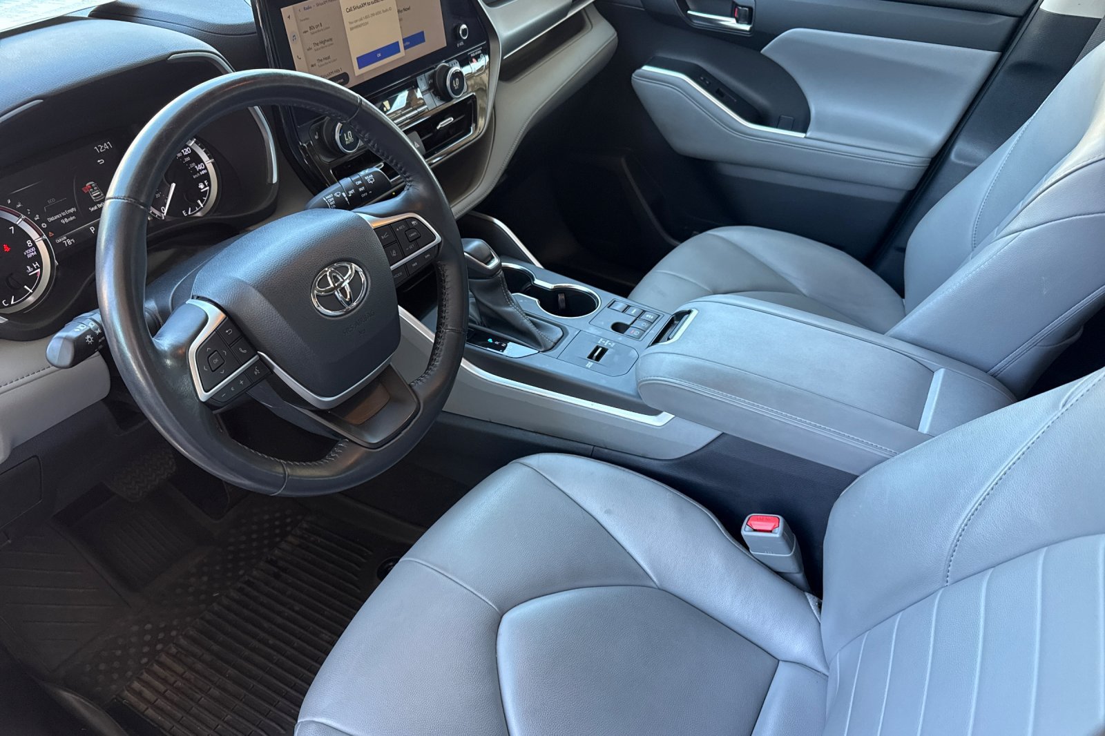 Used 2023 Toyota Highlander XLE FWD image 5