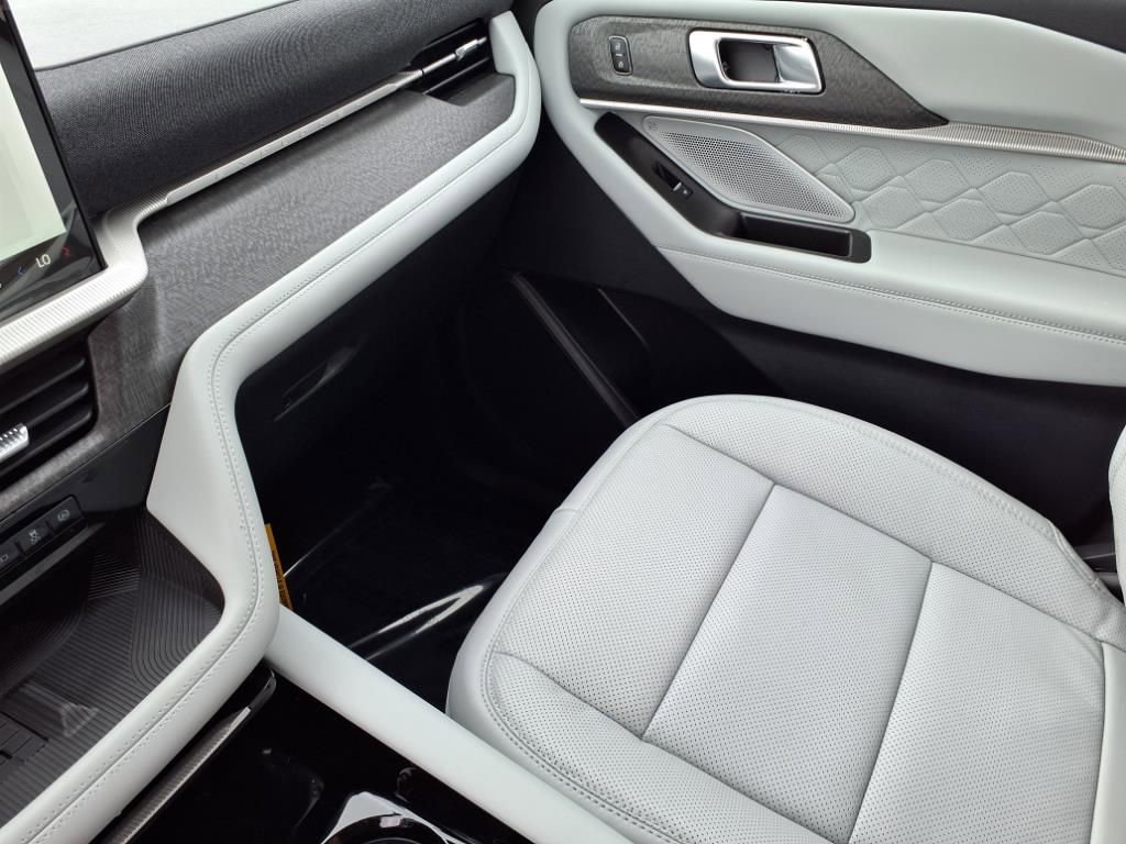 New 2025 Ford Explorer Platinum w/ Ultimate Package image 18