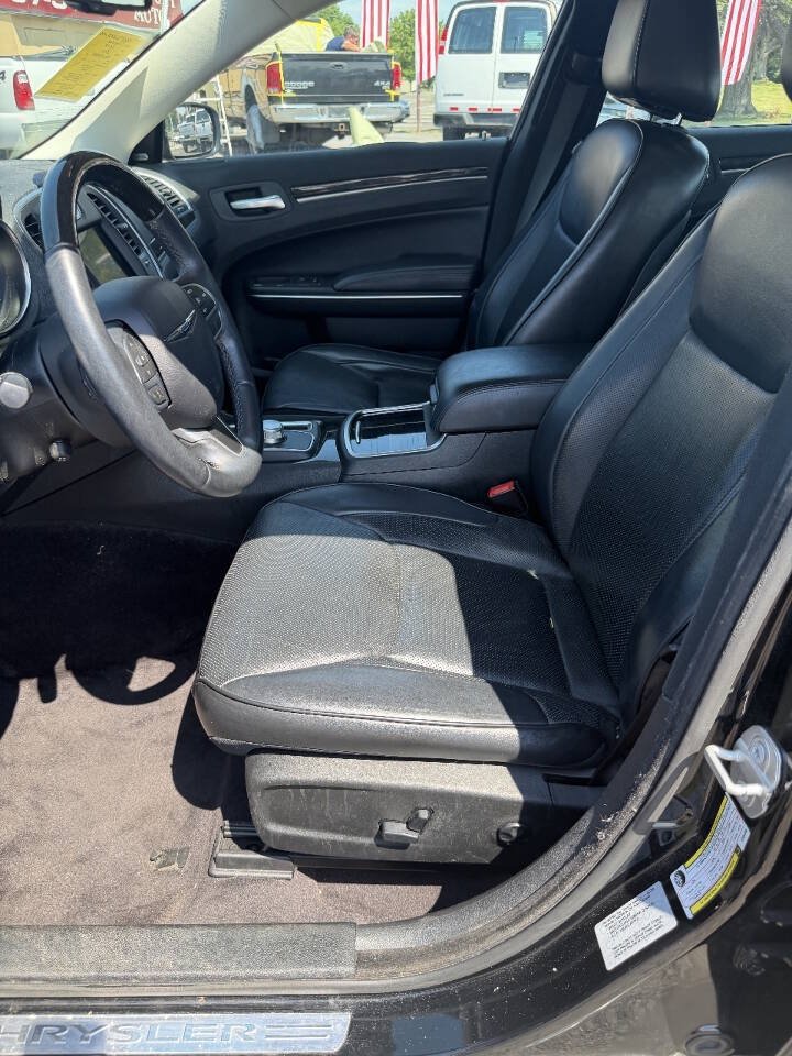 Used 2017 Chrysler 300 C RWD image 3