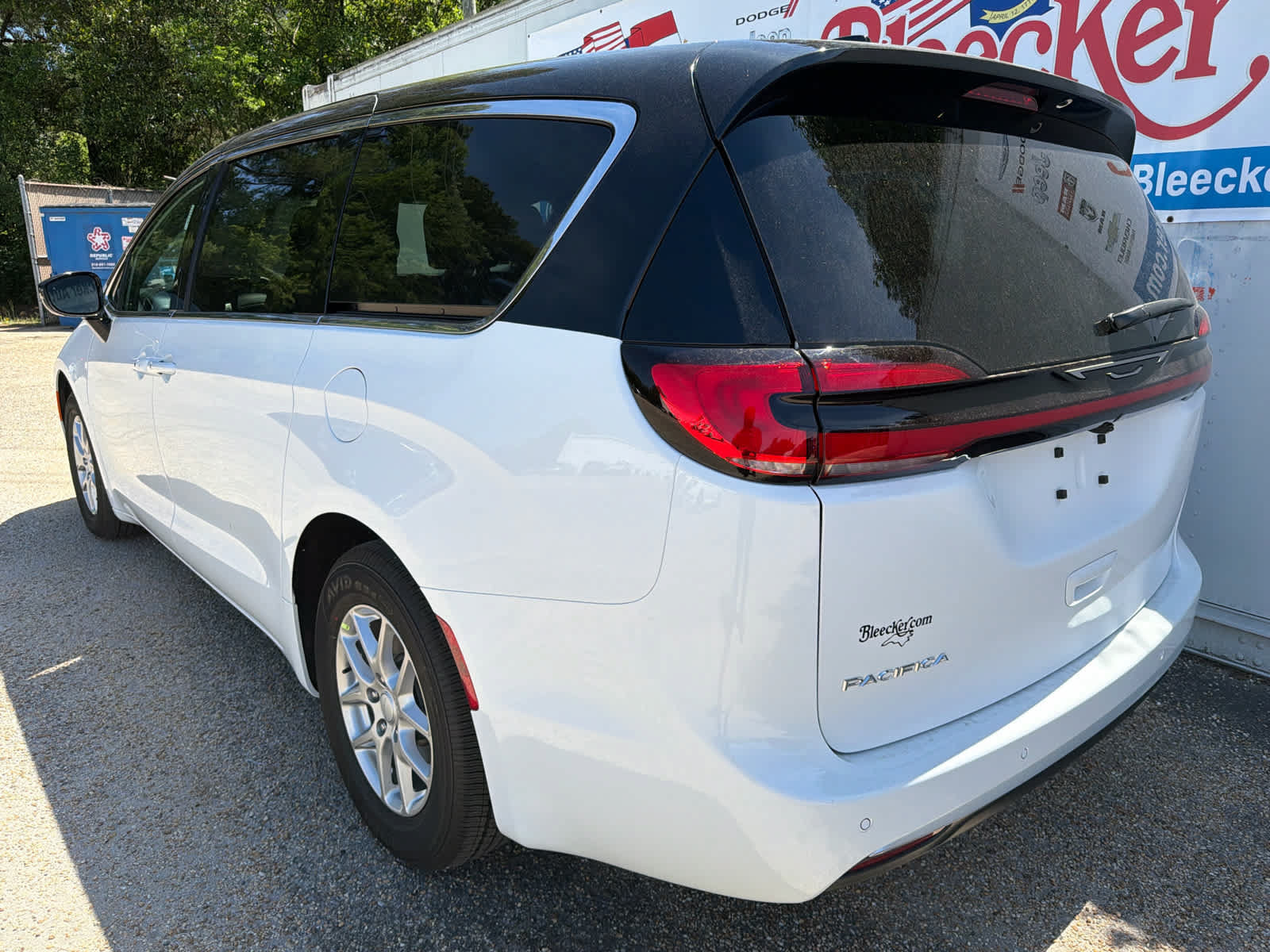 New 2027 Chrysler Pacifica Select FWD image 8