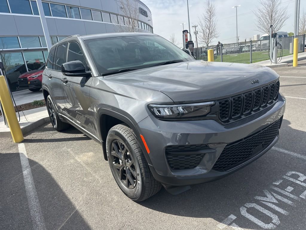 Used 2025 Jeep Grand Cherokee Altitude image 3