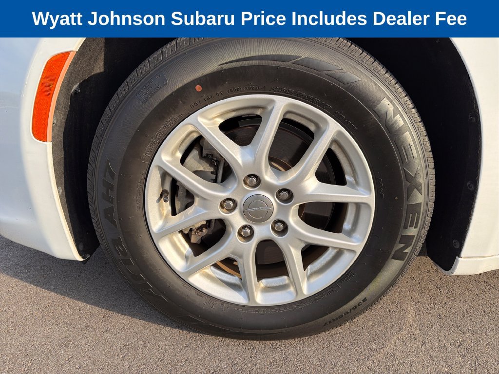 Used 2020 Chrysler Pacifica Touring FWD image 2