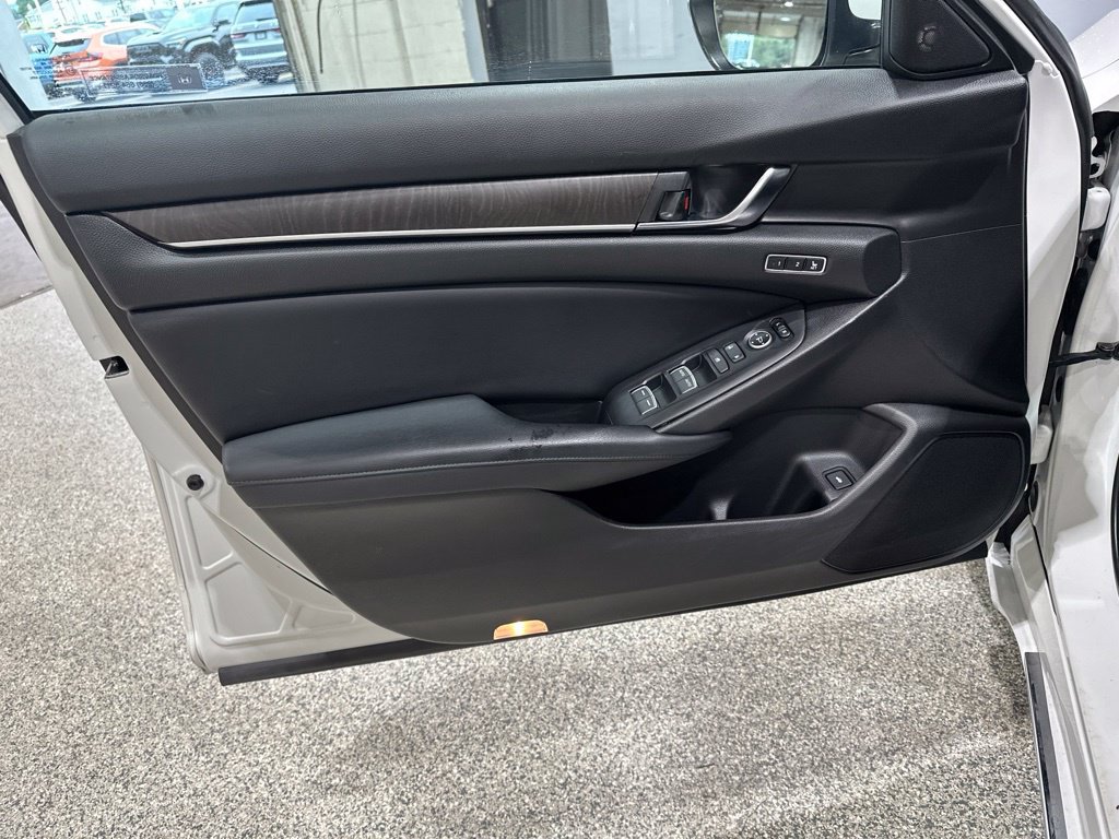 Used 2018 Honda Accord Touring image 11
