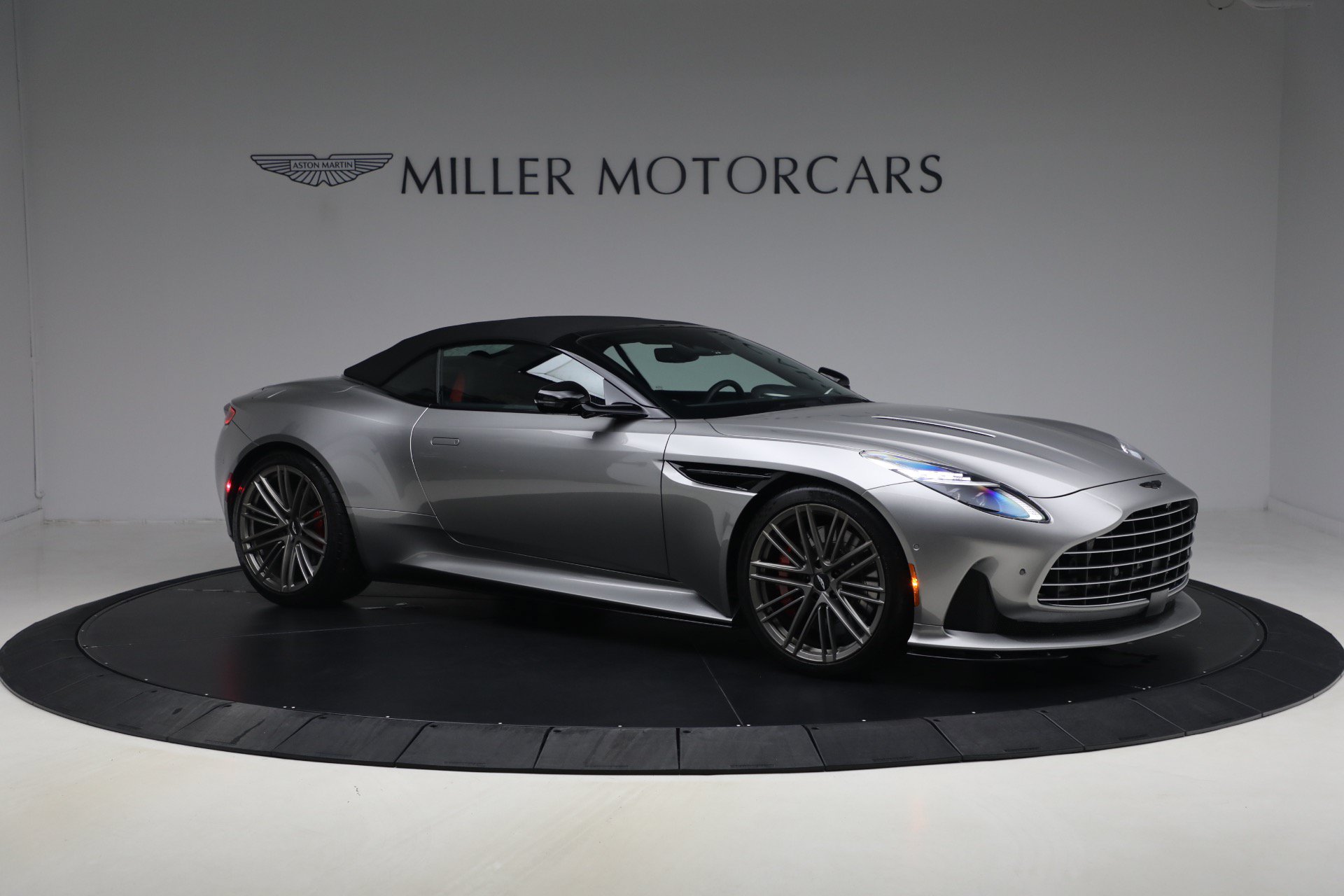 Used 2024 Aston Martin DB12 Convertible RWD image 23