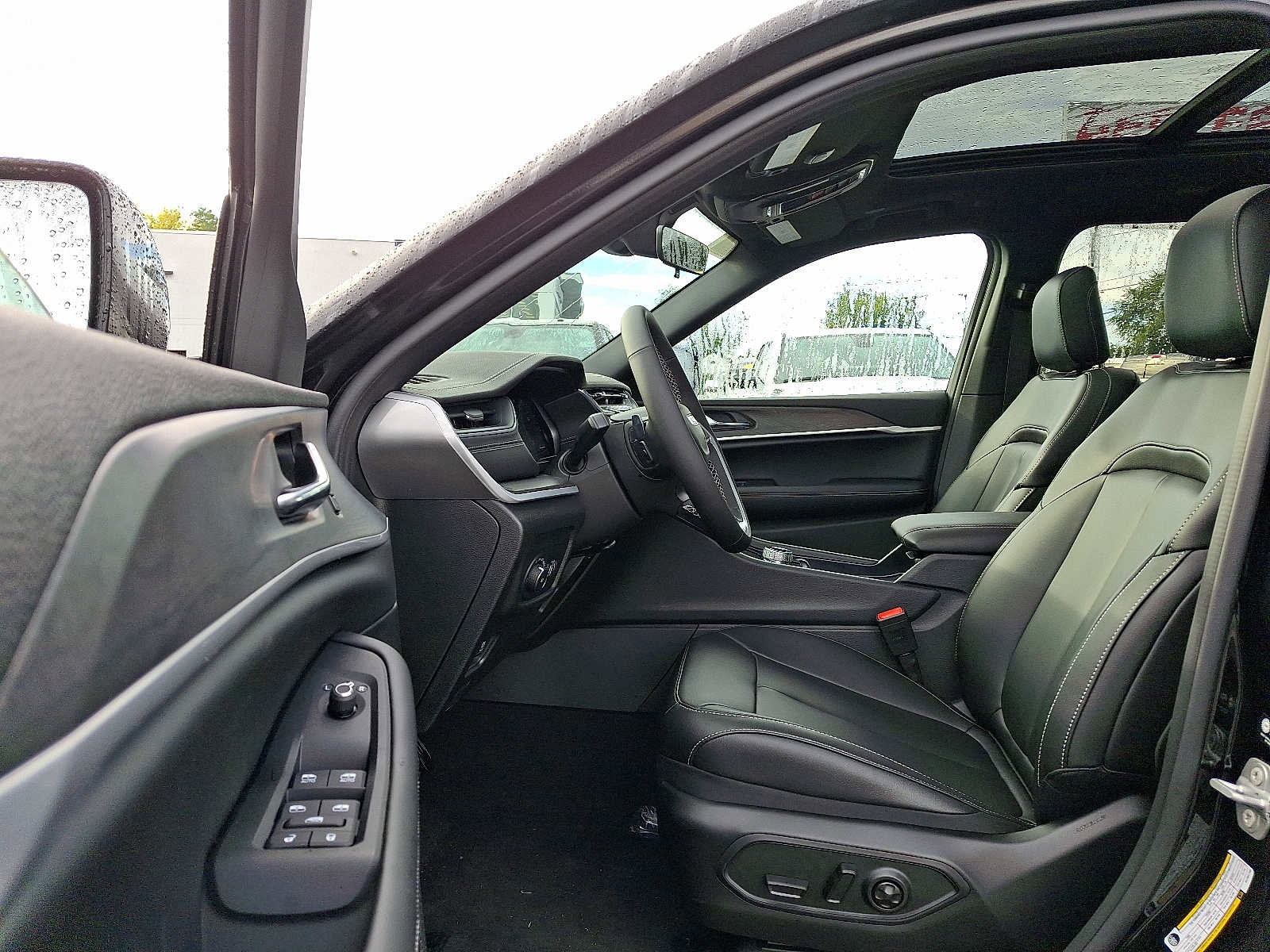 New 2025 Jeep Grand Cherokee Limited w/ Black Appearance Package image 9