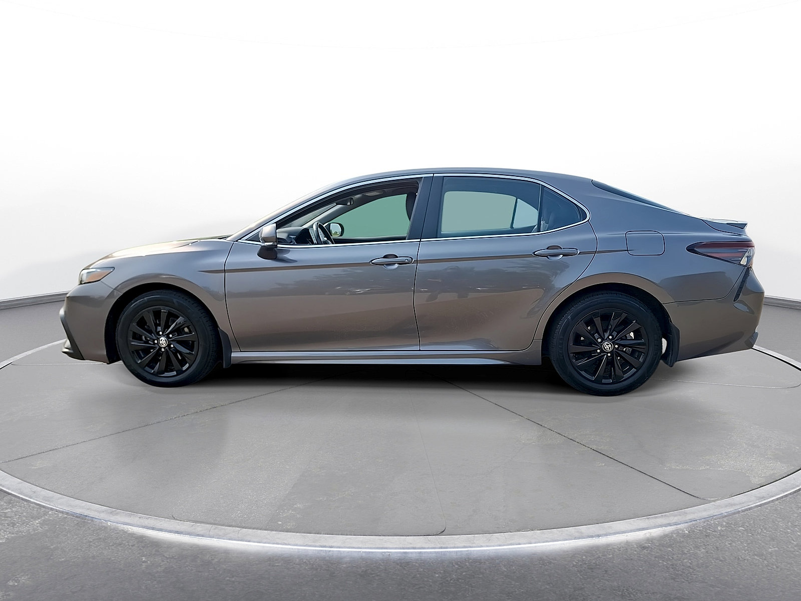 Used 2024 Toyota Camry SE FWD image 5