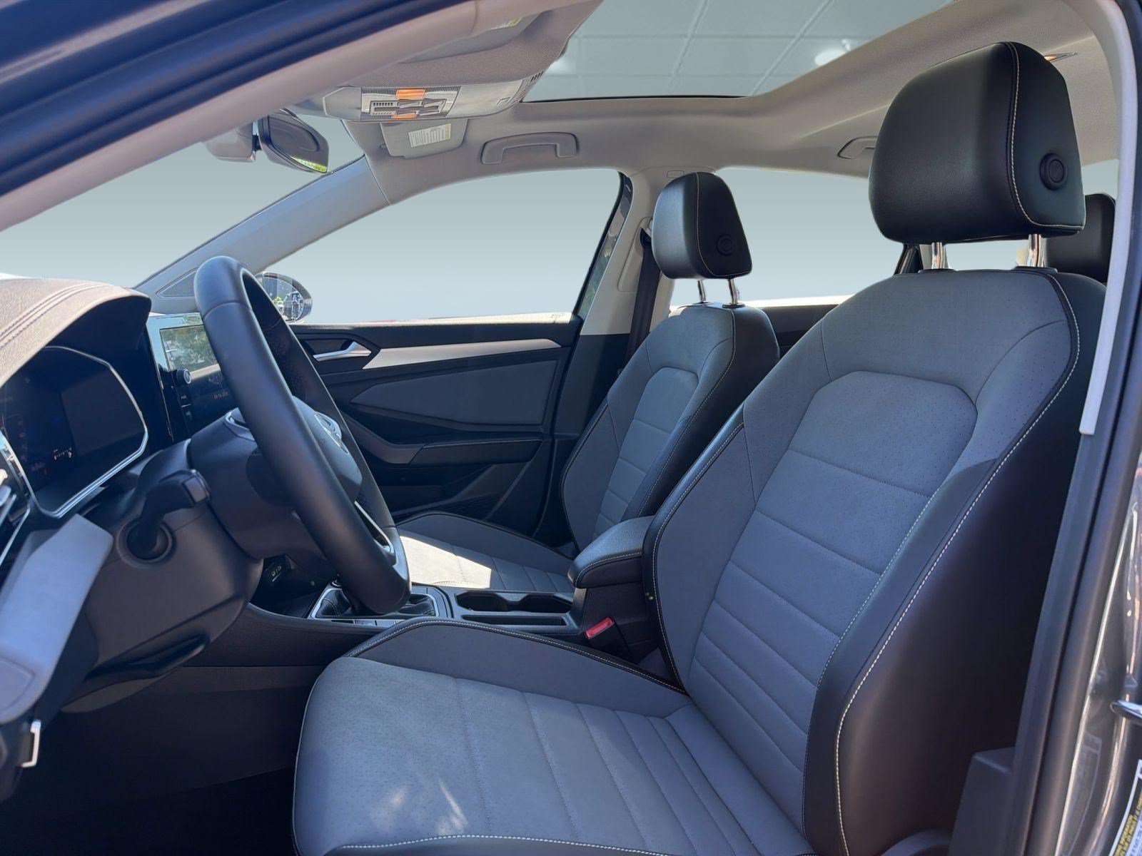 Used 2025 Volkswagen Jetta SE w/ Sunroof Package FWD image 5