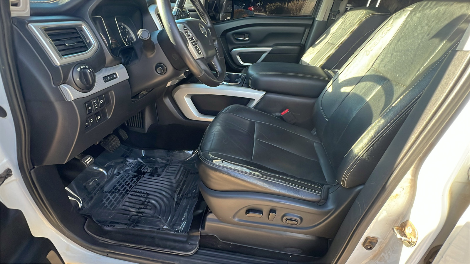 Used 2019 Nissan Titan PRO-4X w/ Pro-4x Convenience Package image 16