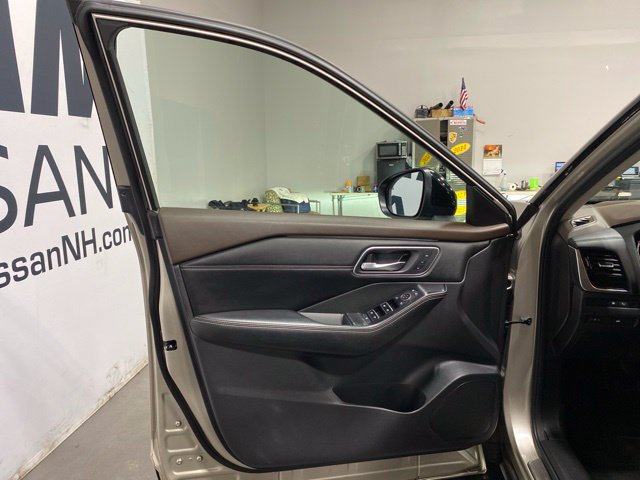Used 2021 Nissan Rogue Platinum AWD/4WD image 9