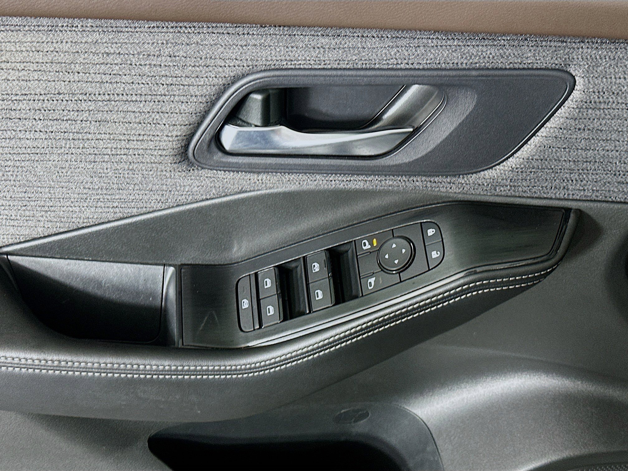 Used 2023 Nissan Rogue SV image 15