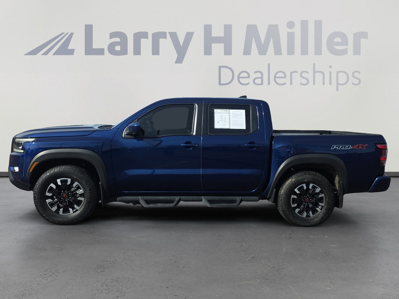 Used 2022 Nissan Frontier PRO-4X image 2