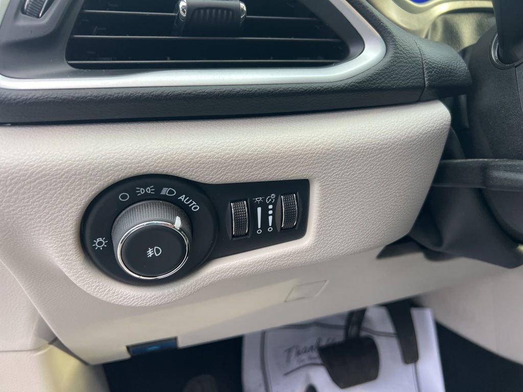 Used 2024 Chrysler Pacifica Touring-L image 23