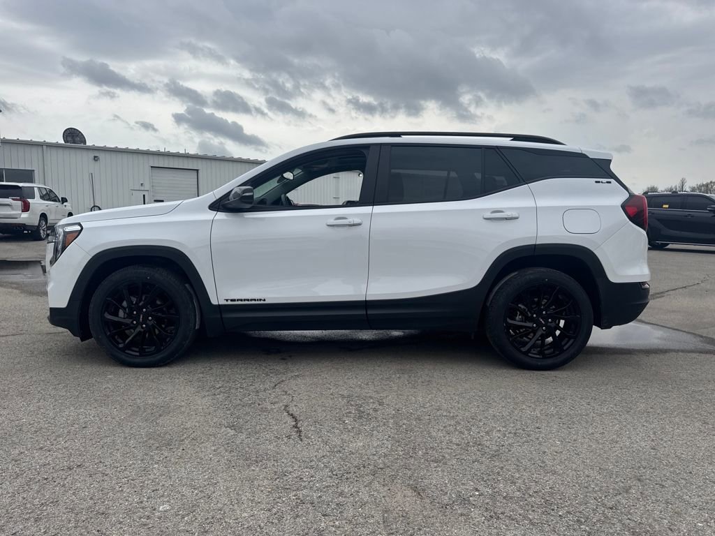 Used 2023 GMC Terrain SLE w/ Driver Convenience Package image 3