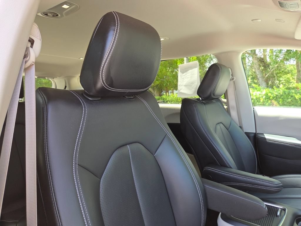 Used 2023 Chrysler Pacifica Touring-L AWD/4WD image 16