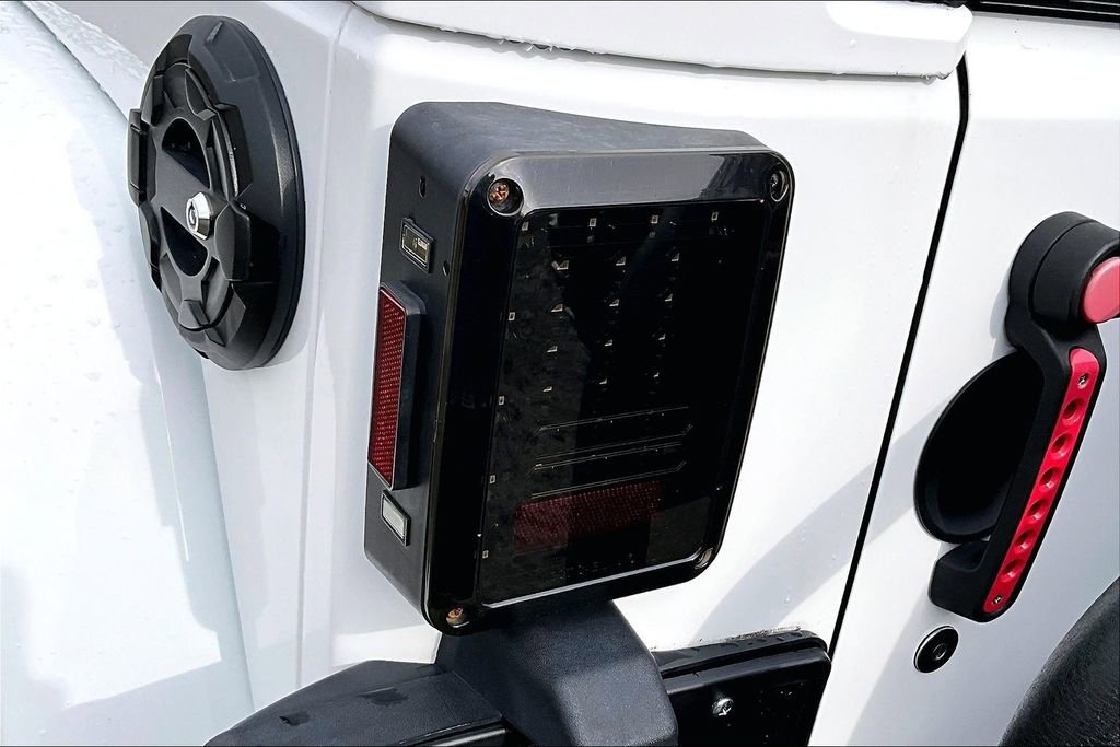 Used 2015 Jeep Wrangler Unlimited Sahara w/ Connectivity Group image 28