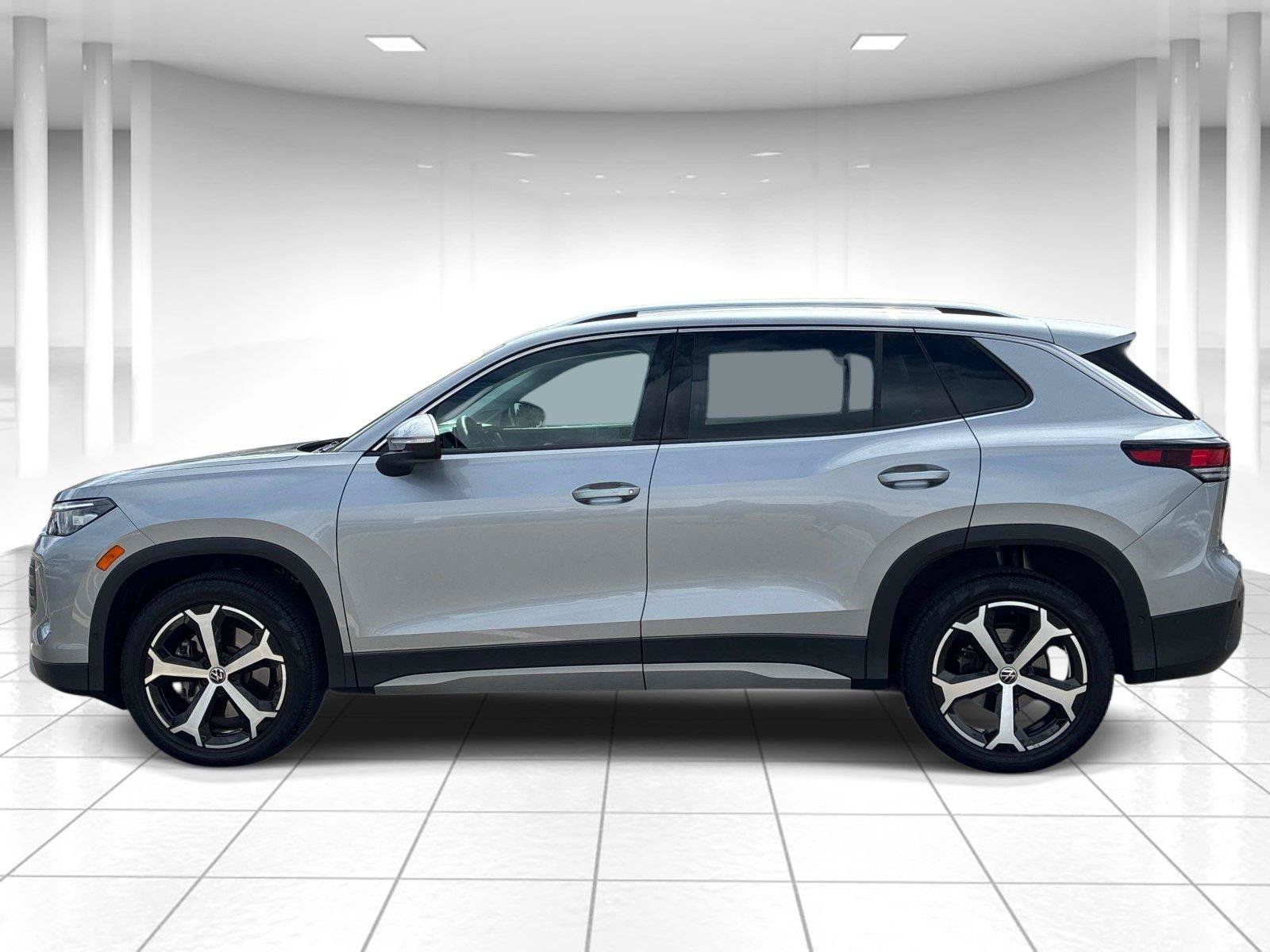 Certified 2026 Volkswagen Tiguan SE w/ Panoramic Sunroof Package AWD/4WD image 4