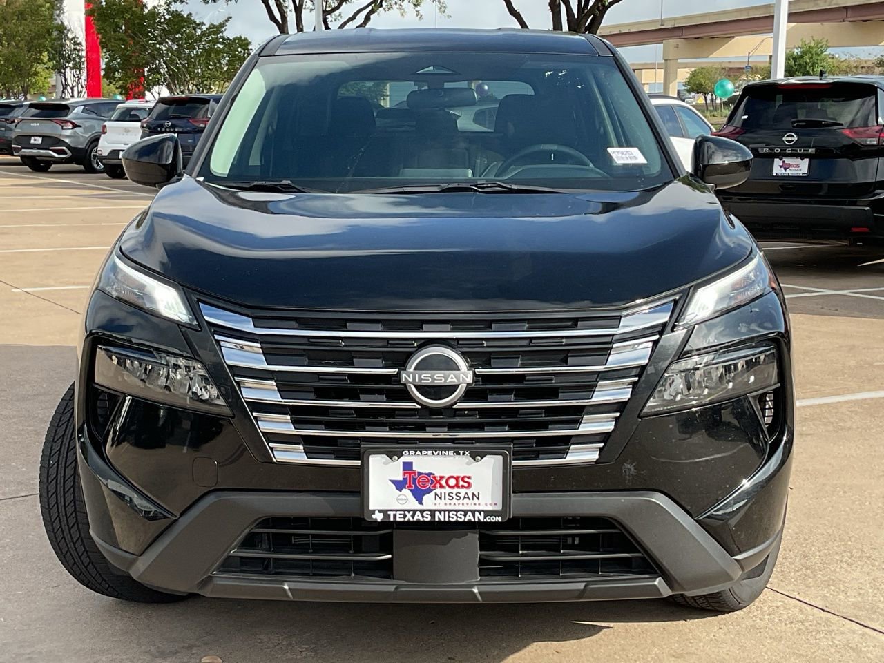 Used 2025 Nissan Rogue SV image 3