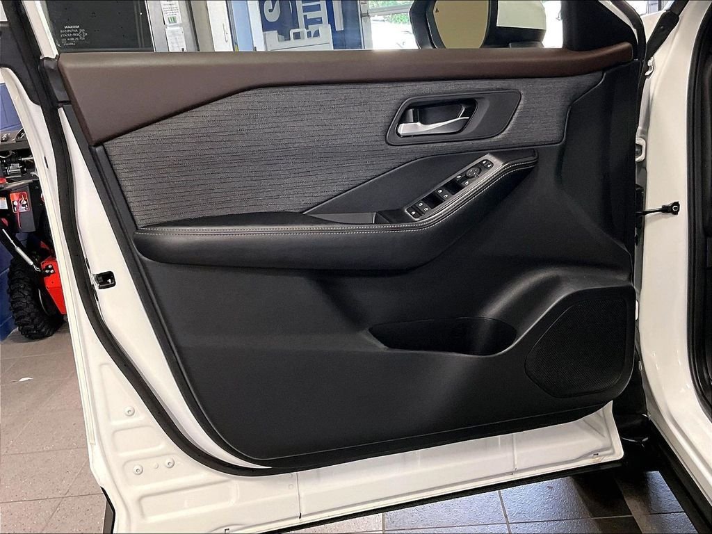 Used 2023 Nissan Rogue SV AWD/4WD image 9