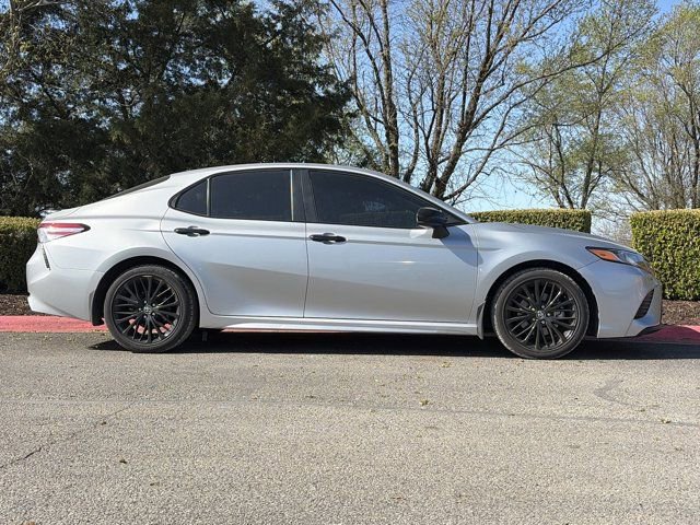 Used 2020 Toyota Camry SE image 2