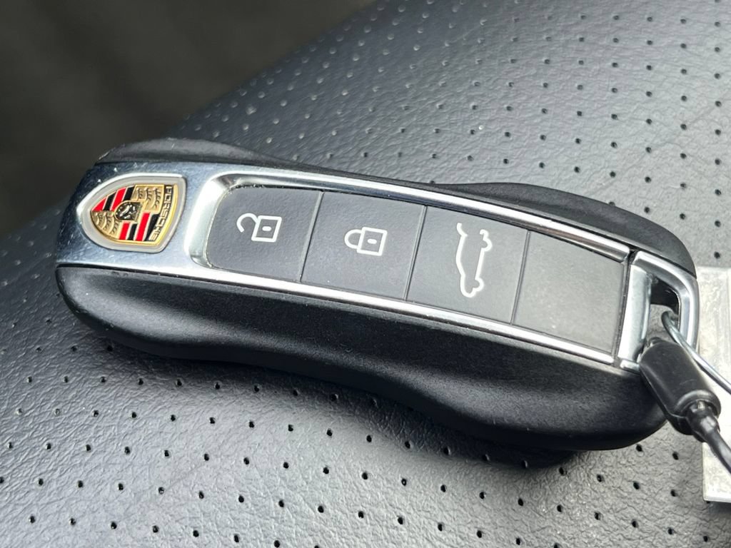 Used 2025 Porsche Cayenne AWD/4WD image 31