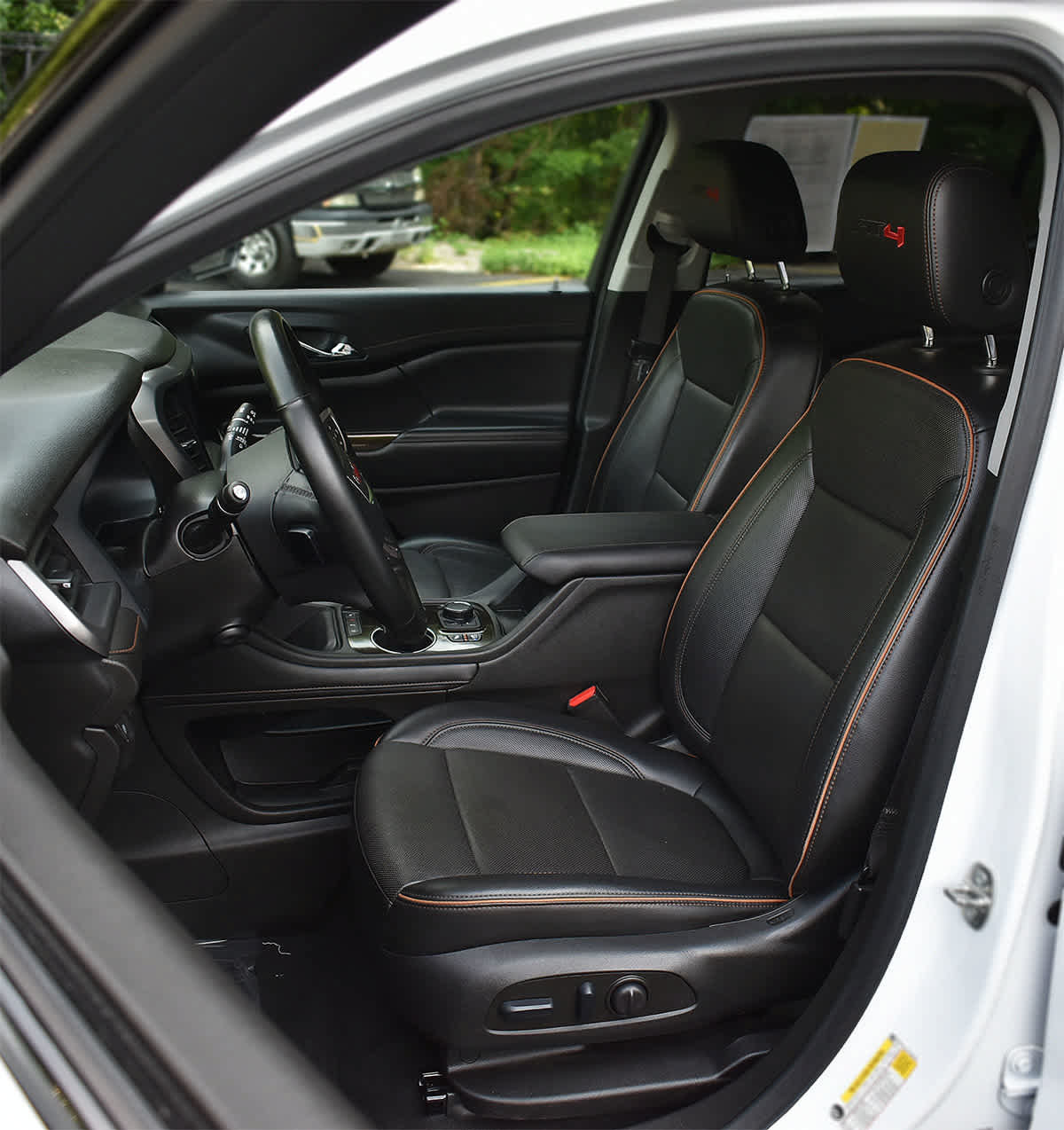 Used 2023 GMC Acadia AT4 w/ Preferred Package AWD/4WD image 9
