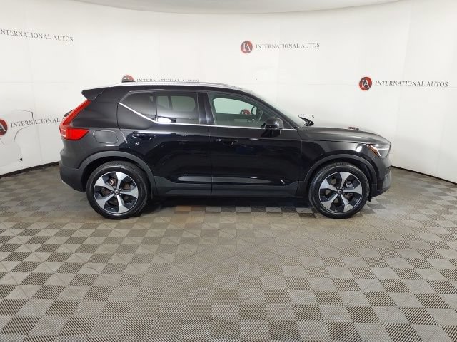Used 2025 Volvo XC40 B5 Plus AWD/4WD image 4