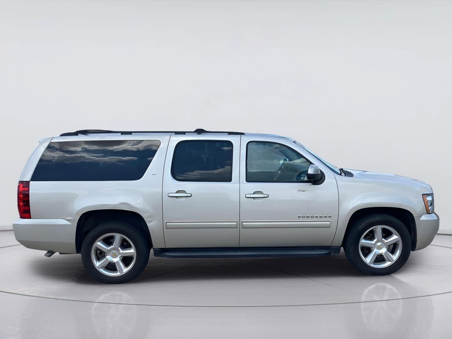 Used 2013 Chevrolet Suburban LT w/ Luxury Package RWD image 4