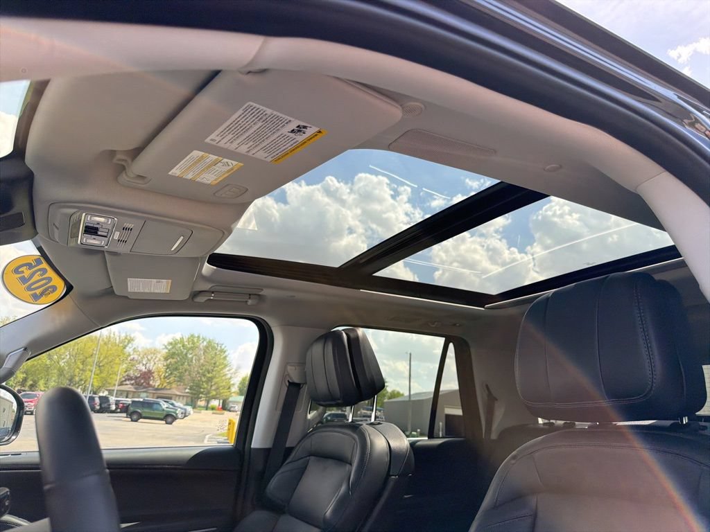 Used 2025 Lincoln Navigator Reserve AWD/4WD image 13