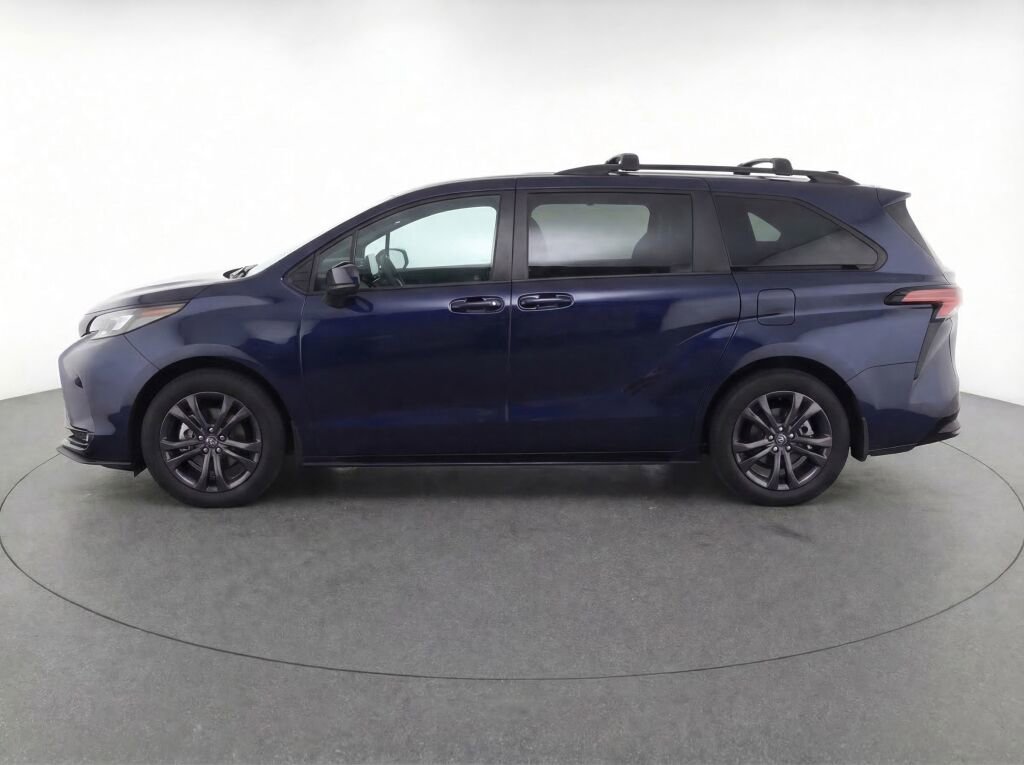 Used 2025 Toyota Sienna XSE w/ XSE Plus Package AWD/4WD image 4
