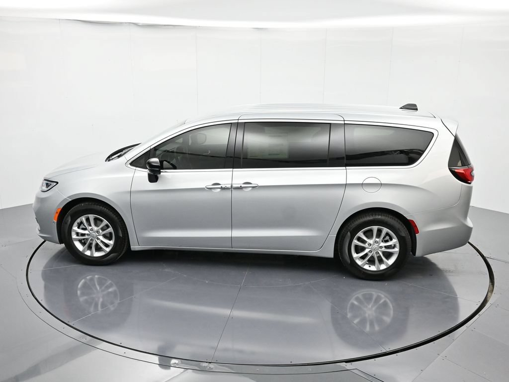 New 2026 Chrysler Pacifica Select FWD image 32