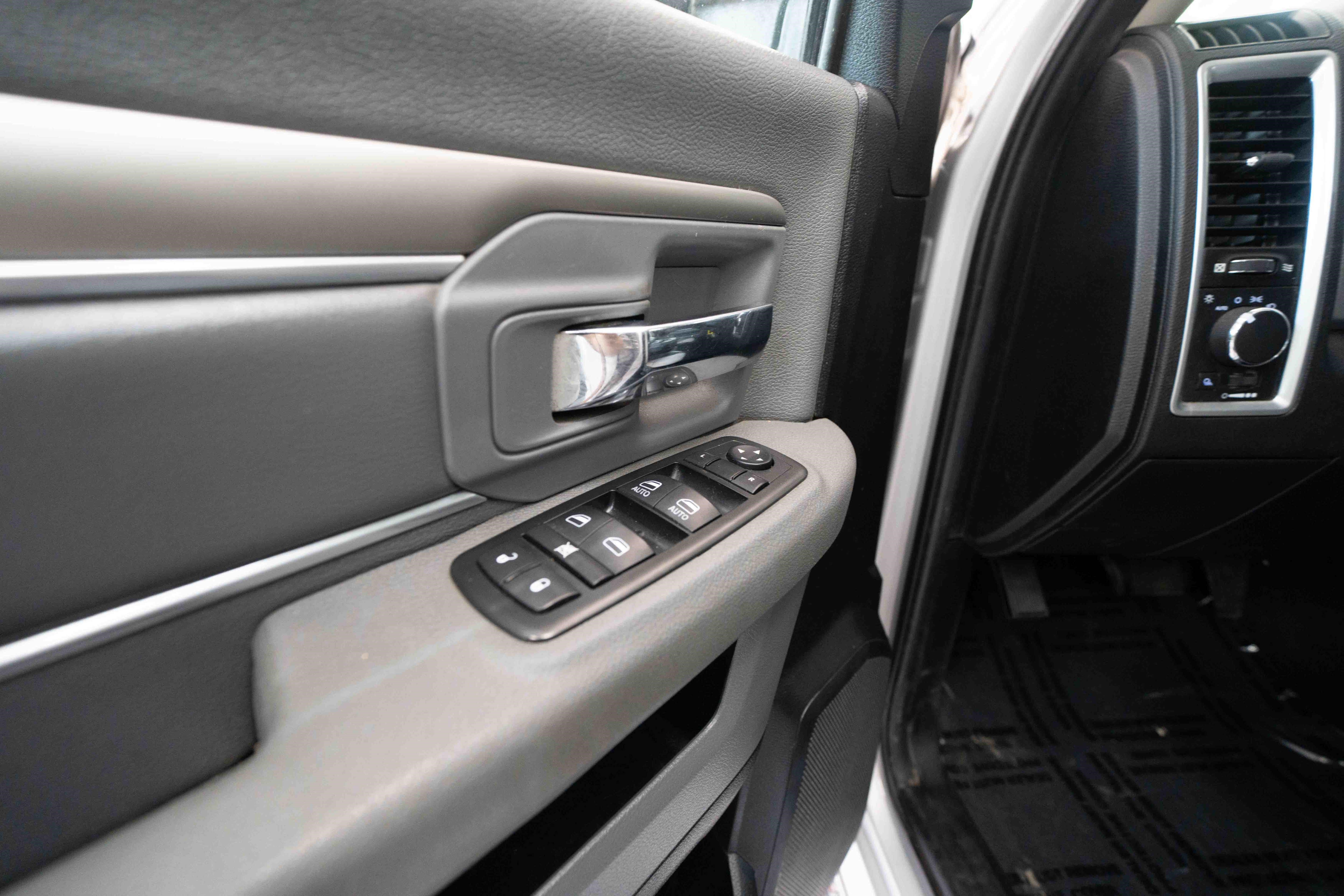 Used 2014 RAM 1500 Classic SLT AWD/4WD image 7