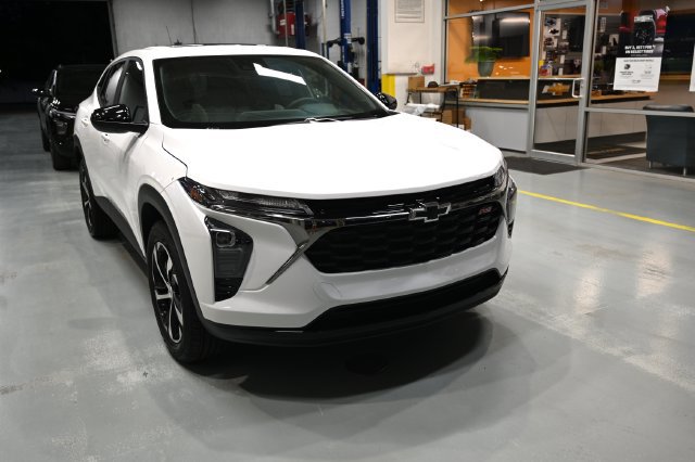 New 2026 Chevrolet Trax RS w/ Sunroof Package FWD image 3