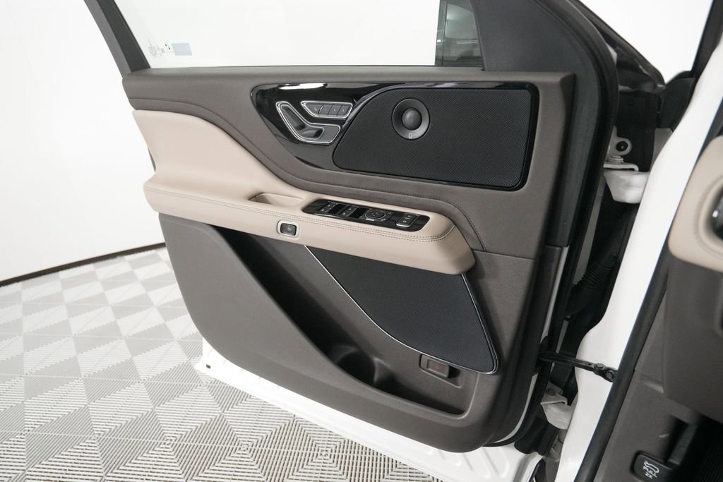 Used 2022 Lincoln Aviator Reserve w/ Equipment Group 201A image 12