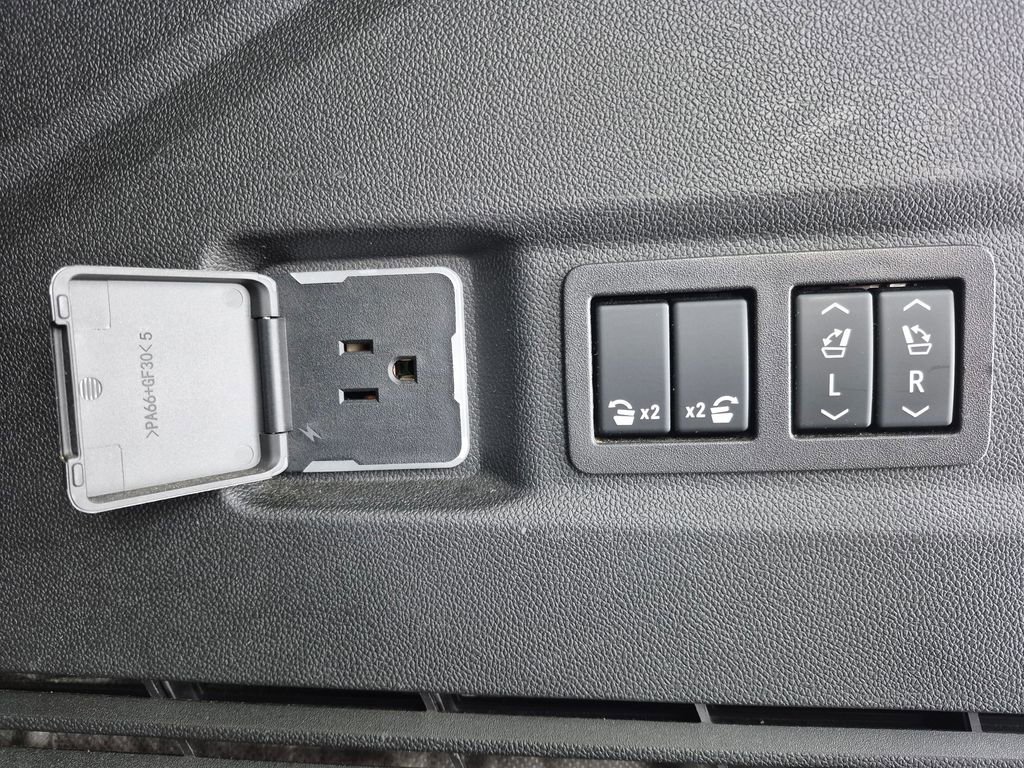 Used 2024 GMC Yukon XL AT4 image 30