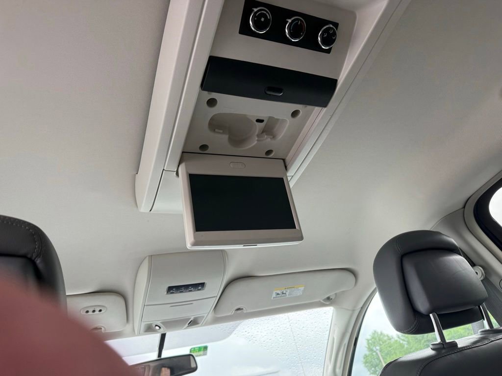 Used 2013 Volkswagen Routan SE FWD image 12