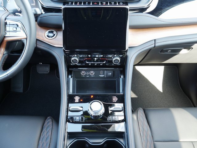 New 2025 Jeep Grand Cherokee Summit image 16