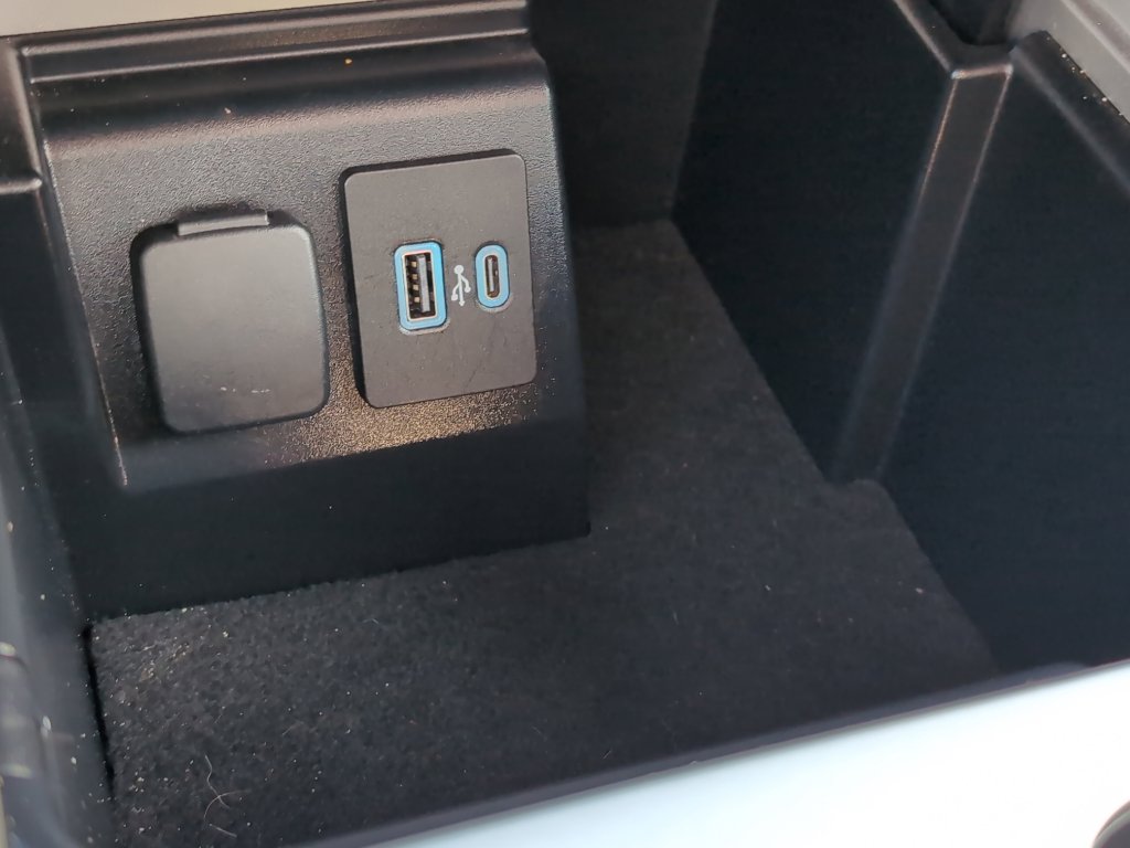 Used 2023 Ford Explorer XLT w/ Equipment Group 202A image 21