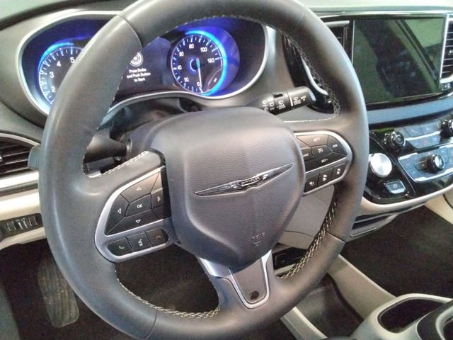 Used 2024 Chrysler Pacifica Touring-L image 26