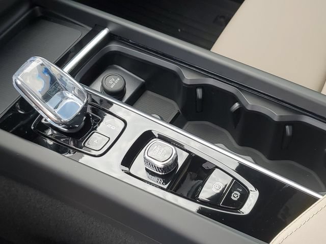 New 2026 Volvo XC60 B5 Plus w/ Protection Package Premier AWD/4WD image 21