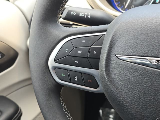 Used 2023 Chrysler Pacifica Touring-L FWD image 38